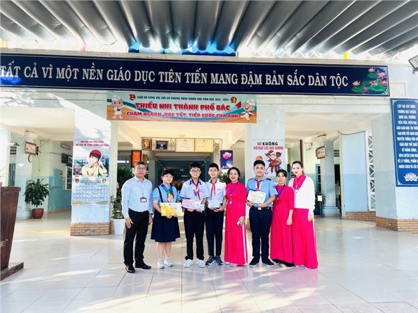 Khen thưởng học sinh đạt thành tích cao tại các cuộc thi quốc tế tổ chức tại Việt Nam - Sinh hoạt dưới cờ tuần 17