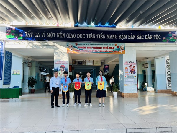 Hoạt động trao cờ luân lưu cho các lớp đạt thành tích tốt - Tuần 17