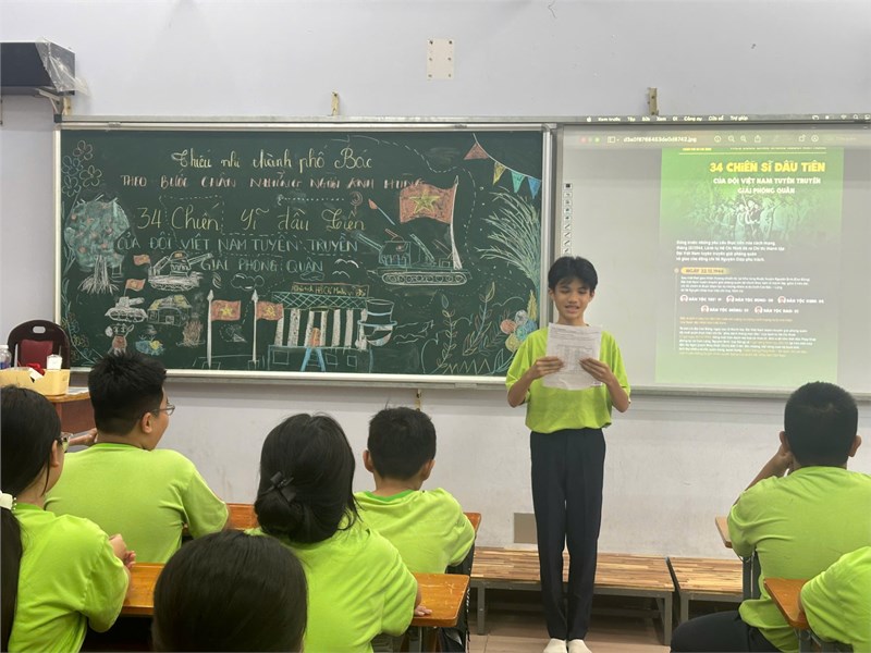 Chủ điểm tháng 12 - Theo bước chân những người anh hùng. Sinh hoạt: 34 chiến sĩ đầu tiên của đội Việt Nam tuyên truyền giải phóng quân.