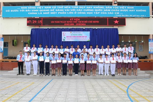 Sáng thứ 2, ngày 20 tháng 5 năm 2024. Trường THCS An Nhơn - tuyên dương gương người tốt, việc tốt.