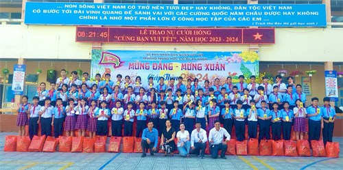 Liên đội trao quà  Nụ cười Hồng  giúp bạn nghèo vui tết - Giáp Thìn năm 2024.