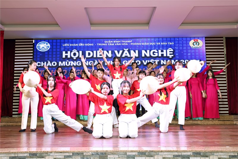 Hội diễn văn nghệ Chào mừng ngày Nhà giáo Việt Nam của tập thể Trường THCS Yên Thế ngày 10/11/2024