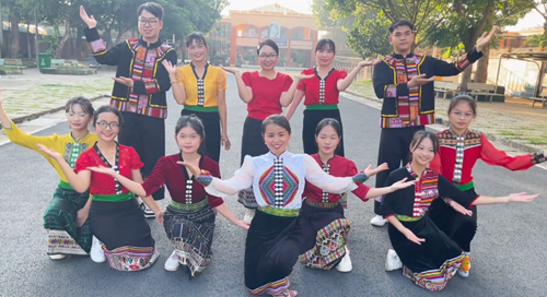 Thực hiện theo thông báo 1206/TB-GDĐT ngày 24/6/2024 và kế hoạch 419/KH-UBND của UBND TP. Thủ Đức về Hội thi tìm hiểu trang phục truyền thống các dân tộc thiểu số Việt Nam thành phố Thủ Đức năm 2024. CĐCS Trường THCS Bình Chiểu phối hợp cùng chính quyền tham gia “Hội thi tìm hiểu về trang phục truyền thống các dân tộc thiểu số”  thành phố Thủ Đức năm 2024 với trang phục dân tộc Thái.