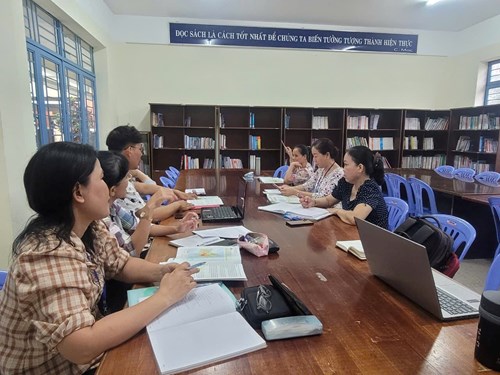 Tổ Lịch sử - Địa lí sinh hoạt chuyên môn tháng 11