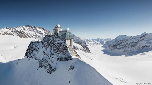 Ga tàu trăm tuổi chót vót trên đỉnh núi 3.400m ​ở châu âu