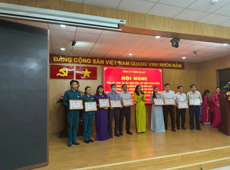 Hội nghị tổng kết công tác xây dựng đảng, xây dựng chính quyền, công tác vận động nhân dân năm 2024 và phương hướng, nhiệm vụ trọng tâm năm 2025
tổng kết công tác kiểm điểm, đánh giá, xếp loại chất lượng tổ chức đảng, đảng viên năm 2024