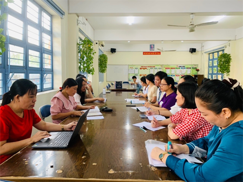 Sinh hoạt chuyên môn tổ ngữ văn tuần 4 tháng 01/2024
theo phương pháp nghiên cứu bài học, dạy học trực tuyến và thống nhất lịch kiểm tra thường xuyên lần 5