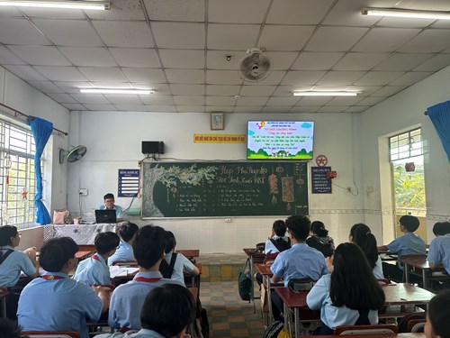 Sáng ngày 22/01/2023 Liên đội THCS Bình tuyên truyền chương trình “Cùng em vững bước” với chủ đề “Luật trẻ em, Công ước của Liên Hiệp Quốc về Quyền trẻ em” và giới thiệu hộp thư trực tuyến “Nhỏ-to tâm sự cùng Tini”