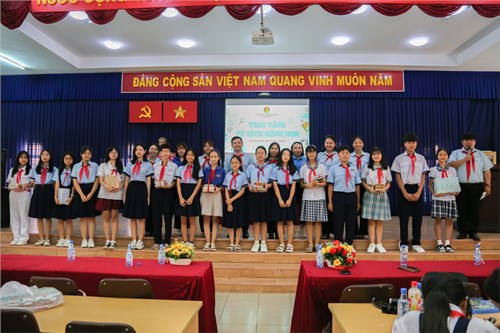 Sáng ngày 02/3/2024, trong khuôn khổ ngày hội  Liên đội cùng tiến” năm học 2023 – 2024, bạn Vũ Nguyễn Anh Thư - Liên đội phó đã đại diện Liên đội THCS Bình Thọ cùng các Liên đội bạn thuộc cụm thi đua số 7 trao tặng những quyển sách để xây dựng Tủ sách măng non tại trường THCS Phước Bình