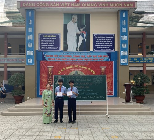 Sáng ngày 15/4/2024 Liên đội THCS Bình Thọ tuyên dương 2 em học sinh: Nguyễn Trần Khiêm-lớp 7/3 và em Trương Sĩ Tín – lớp 7/3. Hai bạn đã kịp thời nhặt được trang sức vàng có giá trị và đến báo với các thầy cô trả cho người bị mất