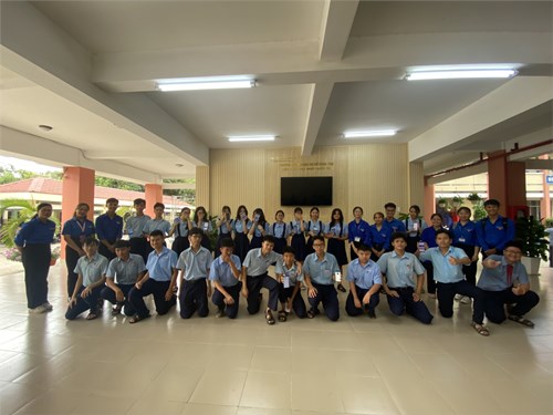 Sáng ngày 5/4/2024 Đoàn phường Bình Thọ cùng với đoàn sinh viên lớp cử nhân công tác thanh niên khóa 6 - Học viện Thanh thiếu niên Việt Nam phân hiệu Thành phố Hồ Chí Minh phối hợp Liên đội THCS Bình Thọ hướng dẫn các bạn Đoàn viên K9 đã được kết nạp vào ngày 26/3/2024 cài đặt app  Thanh niên Việt Nam  trên di động