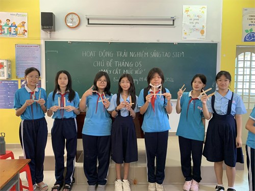 Sáng ngày 9/4/2024 tổ chức hoạt động trải nghiệm sáng tạo STEM, chủ đề tháng 5:  Máy cắt mút xốp 