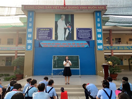 Sáng ngày 6/5/2024 Liên đội THCS Bình Thọ phối hợp cùng phường Bình Thọ tổ chức chương trình “Điều em muốn nói” với chuyên đề “Chăm sóc sức khỏe sinh sản vị thành niên và luật trẻ em” do báo cáo viên Ngô Ngọc Hân – Chuyên viên Phòng y tế Tp.Thủ Đức thực hiện