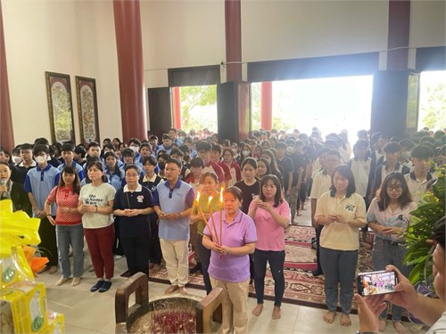 Hoạt động ngoại khóa trường THCS Bình Trị Đông:  Học tập trải nghiệm tại Bến Tre, tham quan đền thờ Nữ tướng Nguyễn Thị Định 