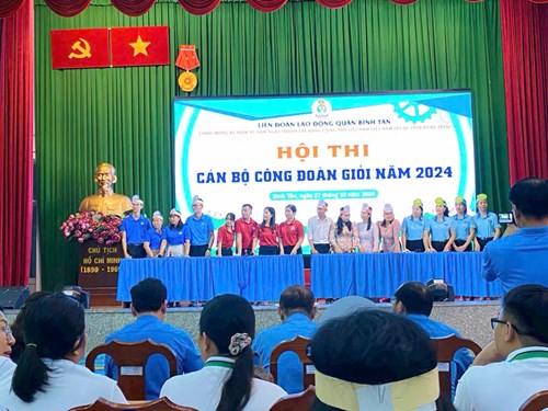 Cán bộ, giáo viên trường tham gia cổ động hội thi Cán bộ đoàn viên giỏi năm 2024