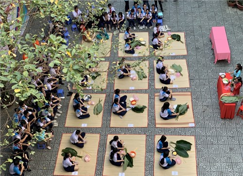 Hội thi gói bánh chưng, viết thư pháp, làm củ kiệu
