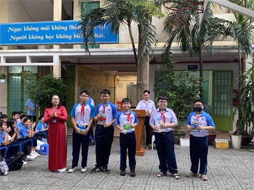 Khen thưởng gương người tốt việc tốt và tuyên dương tập thể lớp xuất sắc tuần 11