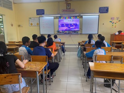 Topic: Advantages and disadvantages of growing vegetables and keeping animals; 
Play games Khoot: Comparatives