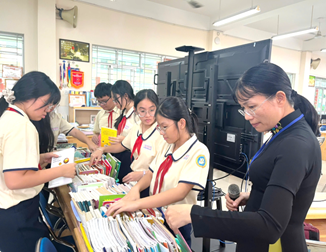 Tổ Văn Thể Mỹ trường THCS Đặng Trần Côn tổ chức thành công “Tiết học tại thư viện” với nội dung: “Thiết kế bìa tranh truyện” trong chương trình Mĩ thuật 8.