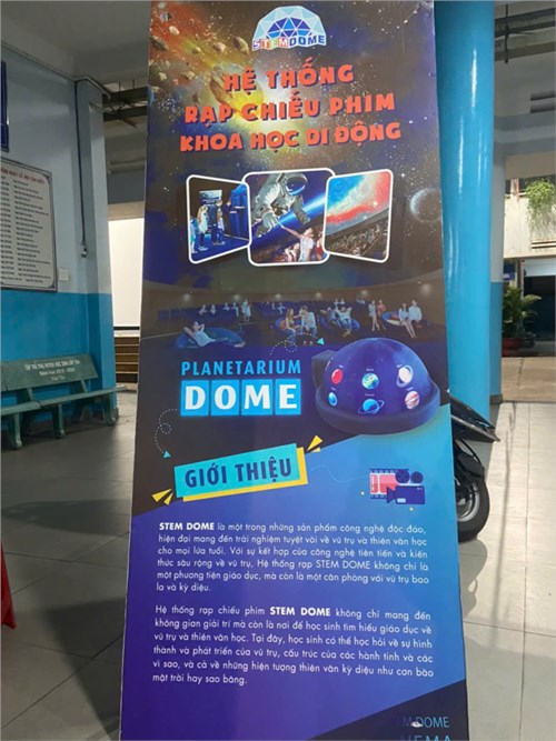 Học sinh các khối tham gia trải nghiệm xem phim khoa học STEM DOME tại trường