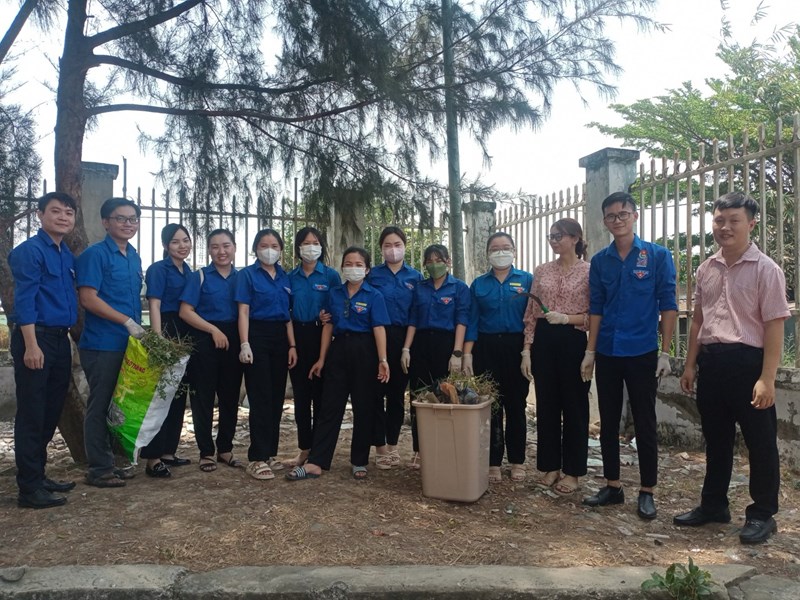 Chi Đoàn trường THCS Đông Thạnh hưởng ứng ngày Chủ Nhật xanh lần thứ 152 tại đơn vị, nhằm tạo môi trường xanh sạch đẹp.