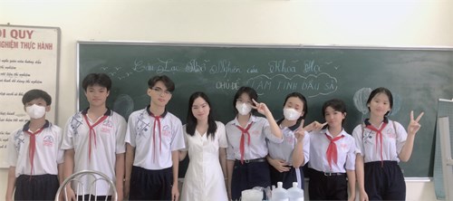 Câu lạc bộ nghiên cứu khoa học thực hiện  Làm tinh dầu sả  do cô Lê Thị Nhị hướng dẫn ngày thứ Bảy 09 tháng 3 năm 2024.