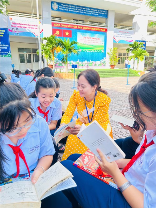 Thực hiện kế hoạch xây dựng Chương trình Nông thôn mới, Thư viện Tổng hợp khoa học Thành phố tổ chức hoạt động Phục vụ xe thư viện số lưu động tại trường THCS Đông Thạnh, ngày 14/10/2024