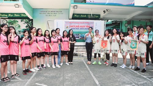 Trận chung kết bóng đá nữ HHT diễn ra sáng ngày 08/11/2024 giữa hai đội lớp 8/13 và lớp 9/4