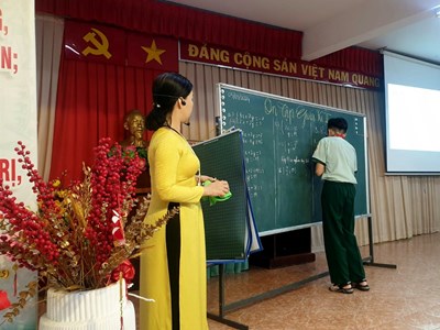 Tổ Toán thực hiện chuyên đề:  Tiết dạy ôn tập kiểm tra giữa kỳ  do Cô Phạm Thị  Loan Chi thực hiện với lớp 9/6.