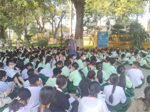 Học sinh khối 6 và khối 7 học tiết học ngoài nhà trường tại Lăng Đức Tả Quân Lê Văn Duyệt.