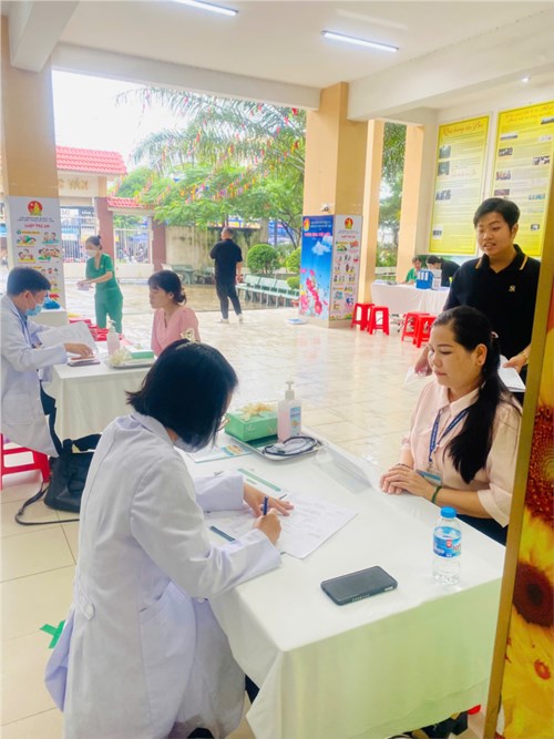 Khám sức khoẻ đội ngũ giáo viên quản nhiệm và phục vụ trong công tác bán trú năm học 2024 - 2025