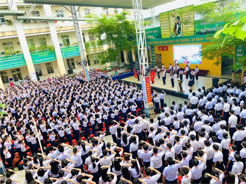 Sinh hoạt chủ đề dưới cờ “THAM GIA BUỔI NÓI CHUYỆN VỀ TẤM GƯƠNG NGƯỜI LAO ĐỘNG TRONG XÃ HỘI HIỆN ĐẠI”