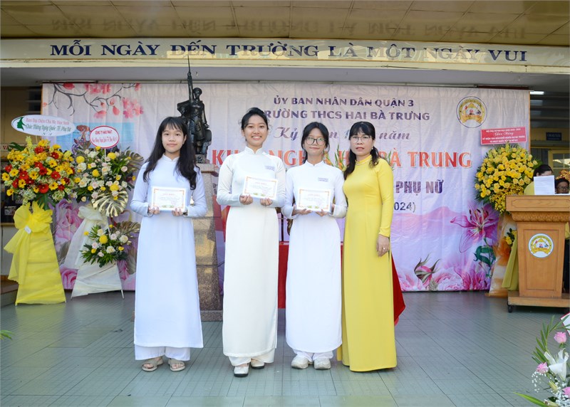 Phát thưởng học sinh giỏi cấp Quận năm học 2023 - 2024