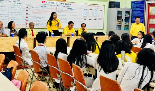 Họp mặt Ban giám hiệu - Quý thầy cô bồi dưỡng học sinh giỏi và các em học sinh trước khi thi học sinh giỏi cấp thành phố năm học 2023 -2014