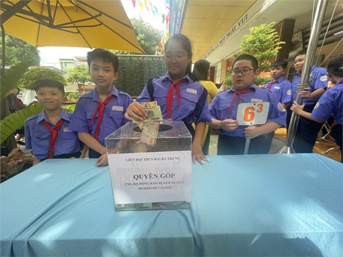 Liên đội trường THCS Hai Bà Trưng quyên góp ủng hộ đồng bào bị lũ lụt miền Bắc