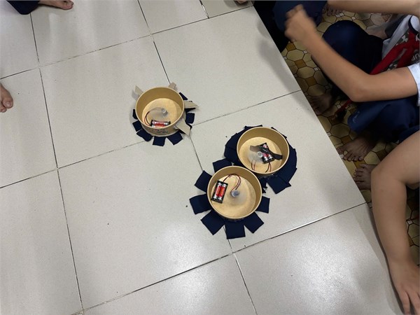 STEM tạo máy lau nhà tự động K7 ngày 23/9/2024- cô Tuyết Anh