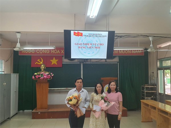 Kết nạp Đảng cho cô Nguyễn Thị Hồng Phượng và thầy Lê Minh Hiếu Thuận ngày 16/8/2024