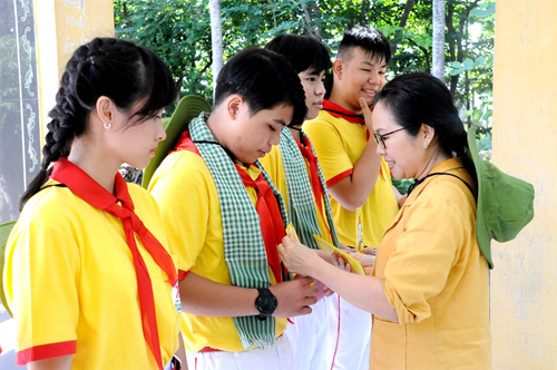 Chuyến về nguồn ý nghĩa của đội viên Trường THCS Hoàng Văn Thụ