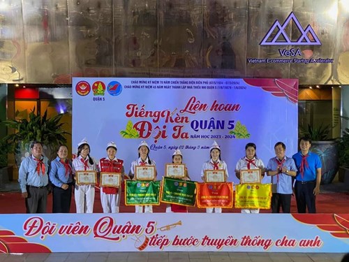 Liên Đội trường THCS Hồng Bàng đạt GIẢI A KHỐI THCS và GIẢI CHỈ HUY ĐỘI HÌNH XUẤT SẮC NHẤT tại Liên hoan Tiếng kèn Đội ta Quận 5 năm học 2023 - 2024.