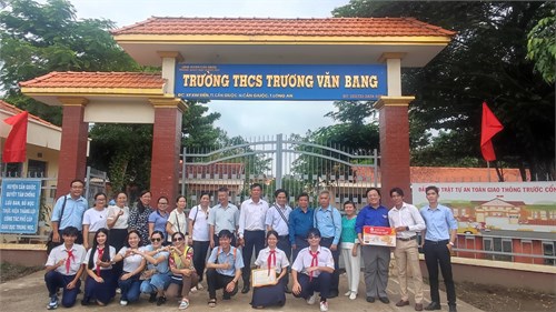 Chuyến tham quan về nguồn và giao lưu đầy ý nghĩa của Đoàn cán bộ chủ chốt trường THCS Hồng Bàng tại trường THCS Trương Văn Bang, Cần Giuộc - Long An
