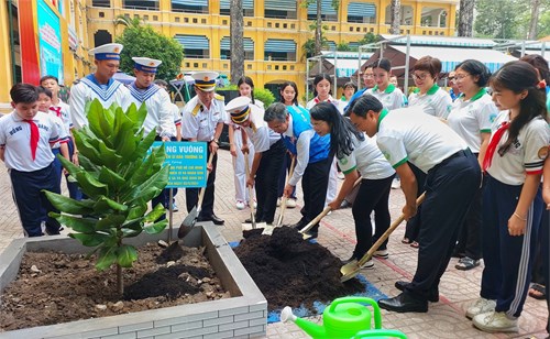 Sở Tài nguyên và Môi trường phối hợp UBND Quận 5 tổ chức Lễ trồng cây tại Trường THCS Hồng Bàng