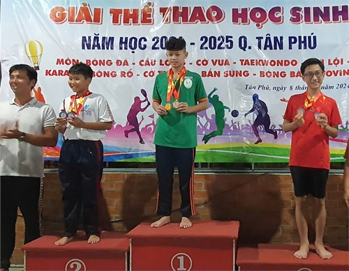 Học sinh trường THCS Hùng Vương tham gia giải thể thao học sinh môn Bơi lội