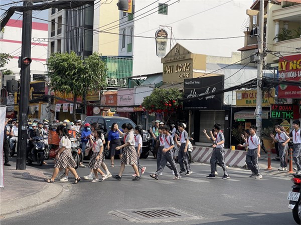 Tham gia vận động, tuyên truyền “Đi bộ, sang đường an toàn”