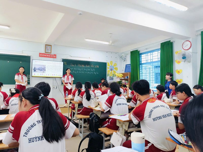 Thao giảng chuyên đề tháng 11/2024 - Lịch sử - Địa lí 8 - Bài: Phong trào Tây Sơn (Giáo viên: Cô Hứa Thị Ngọc Dung)