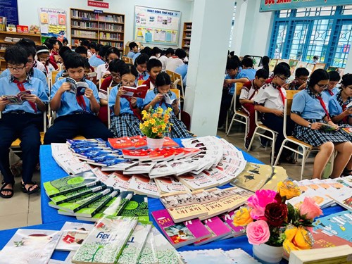 Sinh hoạt câu lạc bộ Văn học - Tháng 12/2024: Sách và kho tàng tri thức của em