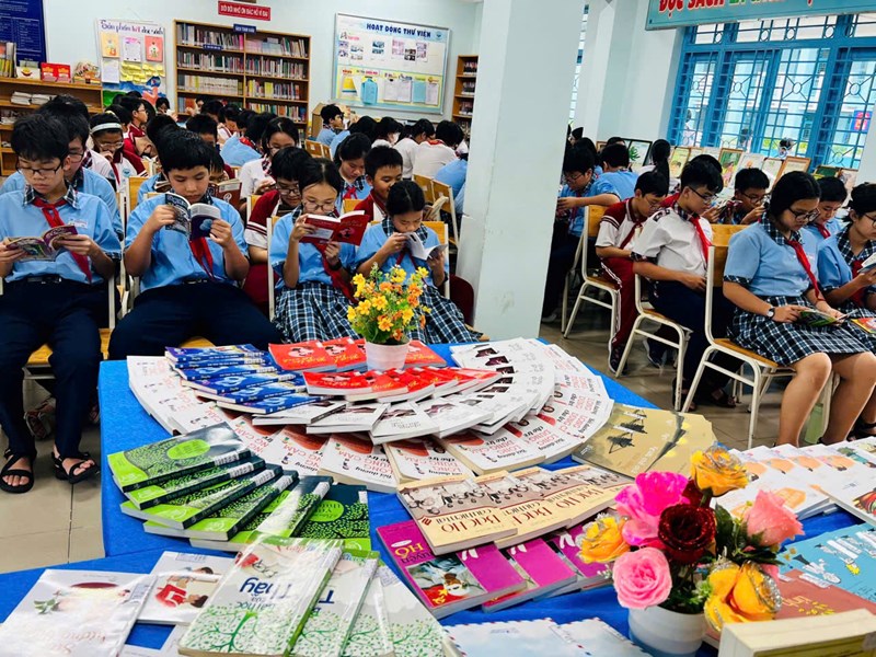 Sinh hoạt câu lạc bộ Văn học - Tháng 12/2024: Sách và kho tàng tri thức của em