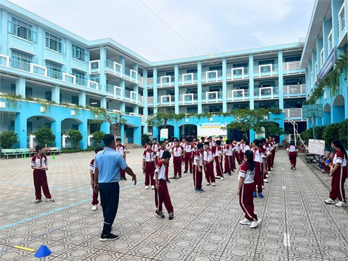 Giáo viên giỏi cấp trường - Giáo dục thể chất 6 - Chủ đề: Ném bóng (Giáo viên: Thầy Ngô Đức Toàn)