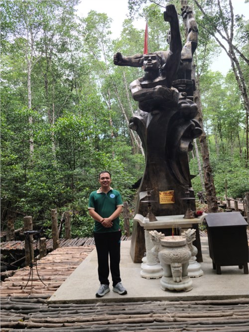 Ngày 13 tháng 01 năm 2024, Anh Vũ Anh Tuấn - Nhân viên Văn thư đại diện Chi đoàn nhà trường thăm khu di tích lịch sử quốc gia  Căn cứ rừng Sác  tại xã Long Hòa, huyện Củ Chi