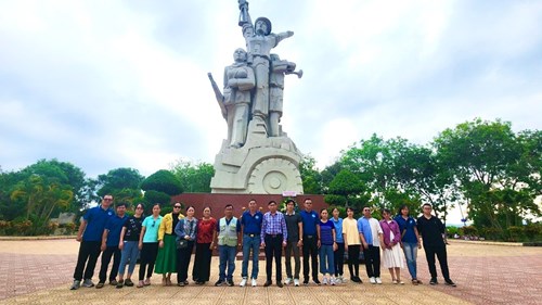 Ngày 05 tháng 04 năm 2024, Thầy Nguyễn Văn Hiền - Bí thư Chi bộ - Hiệu trưởng nhà trường cùng tập thể Cán bộ - Giáo viên -  Nhân viên thực hiện hành trình đến với khu di tích lịch sử Tượng đài  Chiến thắng La Ngà  tại huyện Định Quán, tỉnh Đồng Nai