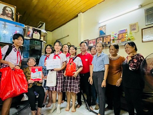 Hôm nay, ngày 31 tháng 05 năm 2024, Hội Chữ thập đỏ Phường 14 phối hợp cùng Công đoàn Trường Trung học cơ sở Huỳnh Văn Nghệ tổ chức thực hiện chương trình  Ngày nhân đạo của em  năm 2024